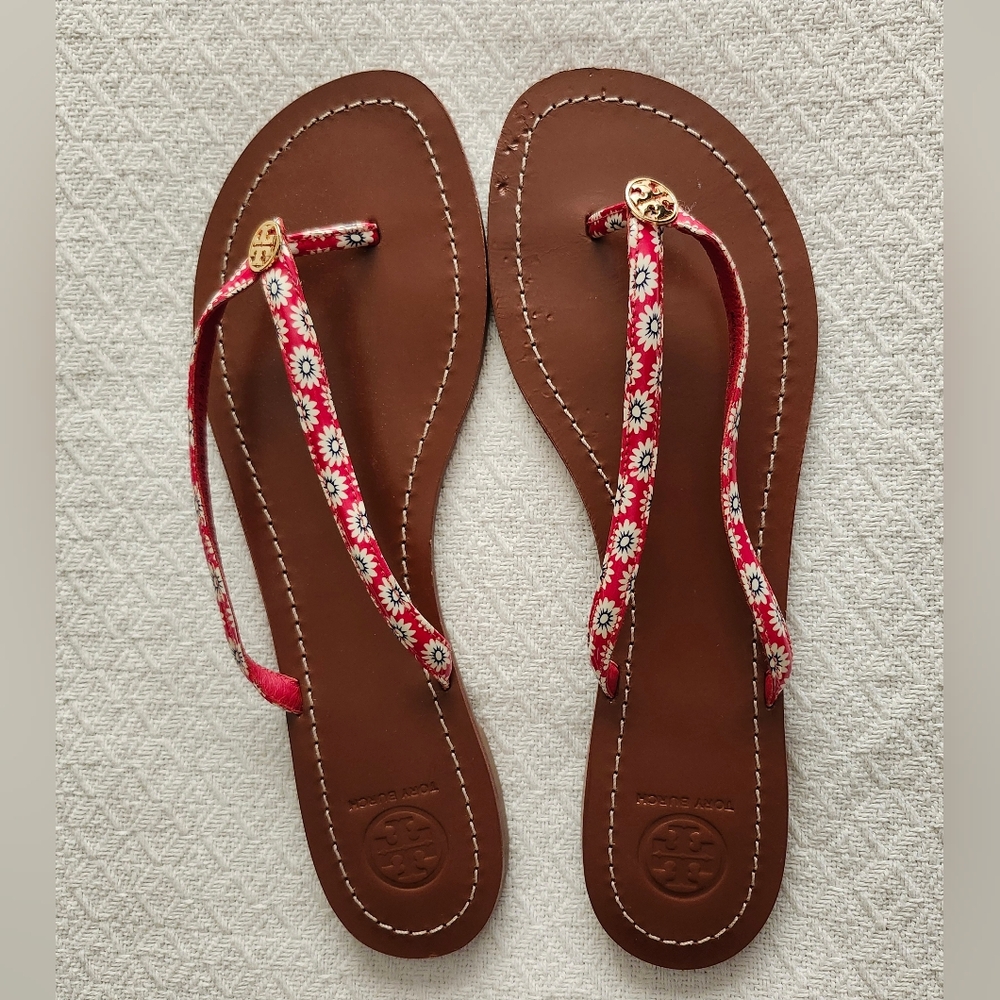TORY BURCH Red Floral Patent Flip Flops. Fit sz 9 (Flaws - Read Description)